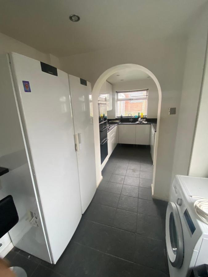 Theldon Apartment Luton  Bagian luar foto