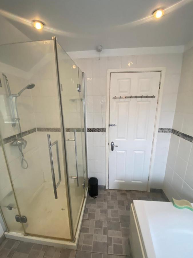 Theldon Apartment Luton  Bagian luar foto