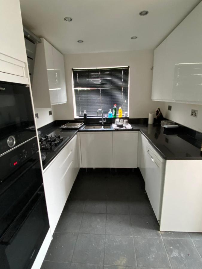 Theldon Apartment Luton  Bagian luar foto