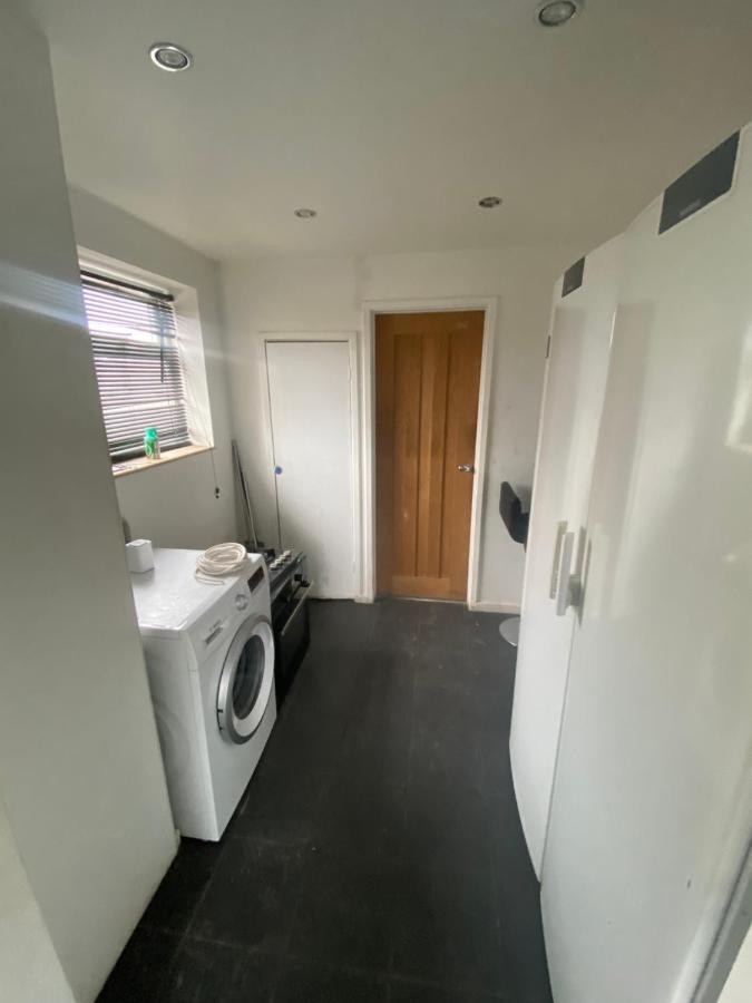 Theldon Apartment Luton  Bagian luar foto