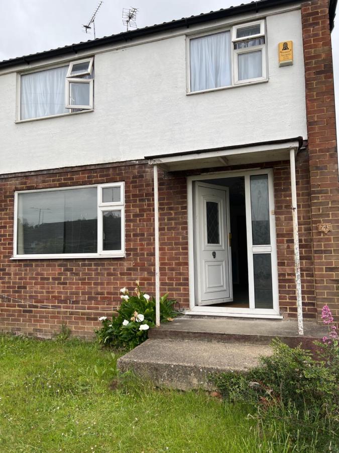Theldon Apartment Luton  Bagian luar foto