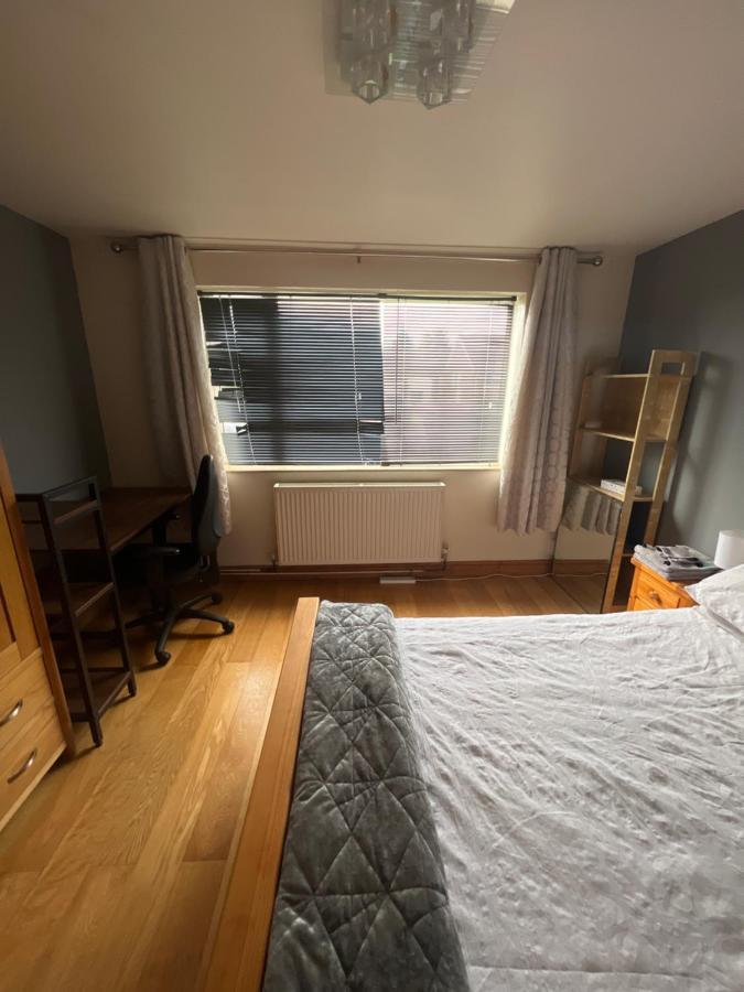 Theldon Apartment Luton  Bagian luar foto